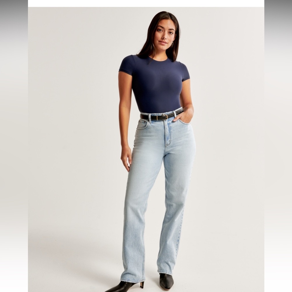 Abercrombie and Fitch Curve Love Ultra High-Rise 90s Straight Jeans (light)